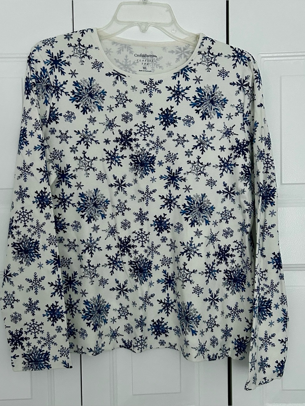 🐢 EUC Ivory w Blue Various Sized Snow Flakes Long Sleeve T-Shirt, XL